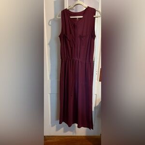 Elegant Sleeveless Maxi Dress in Rich Burgundy